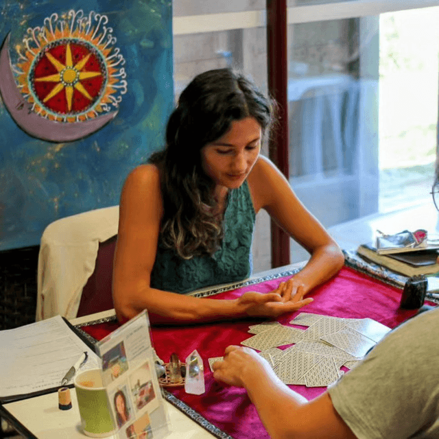 Deux personnes engagées dans une séance de lecture de cartes dans un cadre intérieur